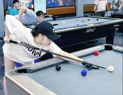 GOLDEN LADIES NIGHT - WHEN WOMEN CONTROL THE MUSCLES