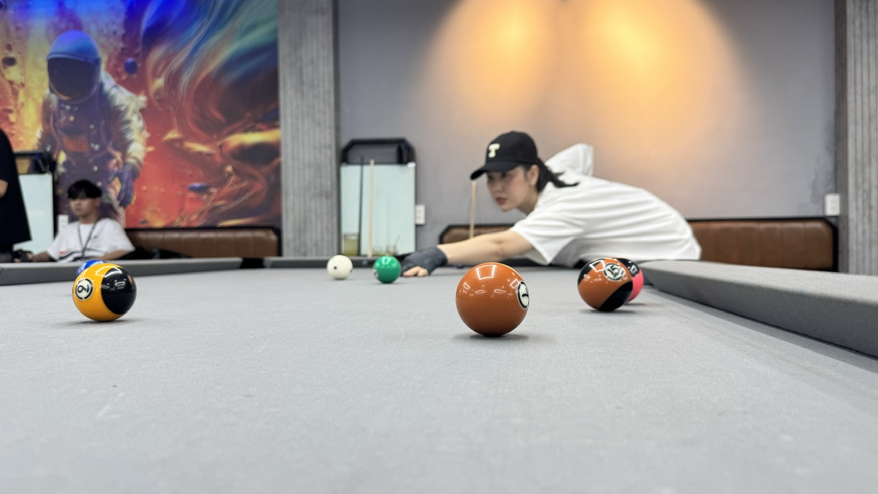 Nữ chơi bida lỗ - Hot trend của giới trẻ